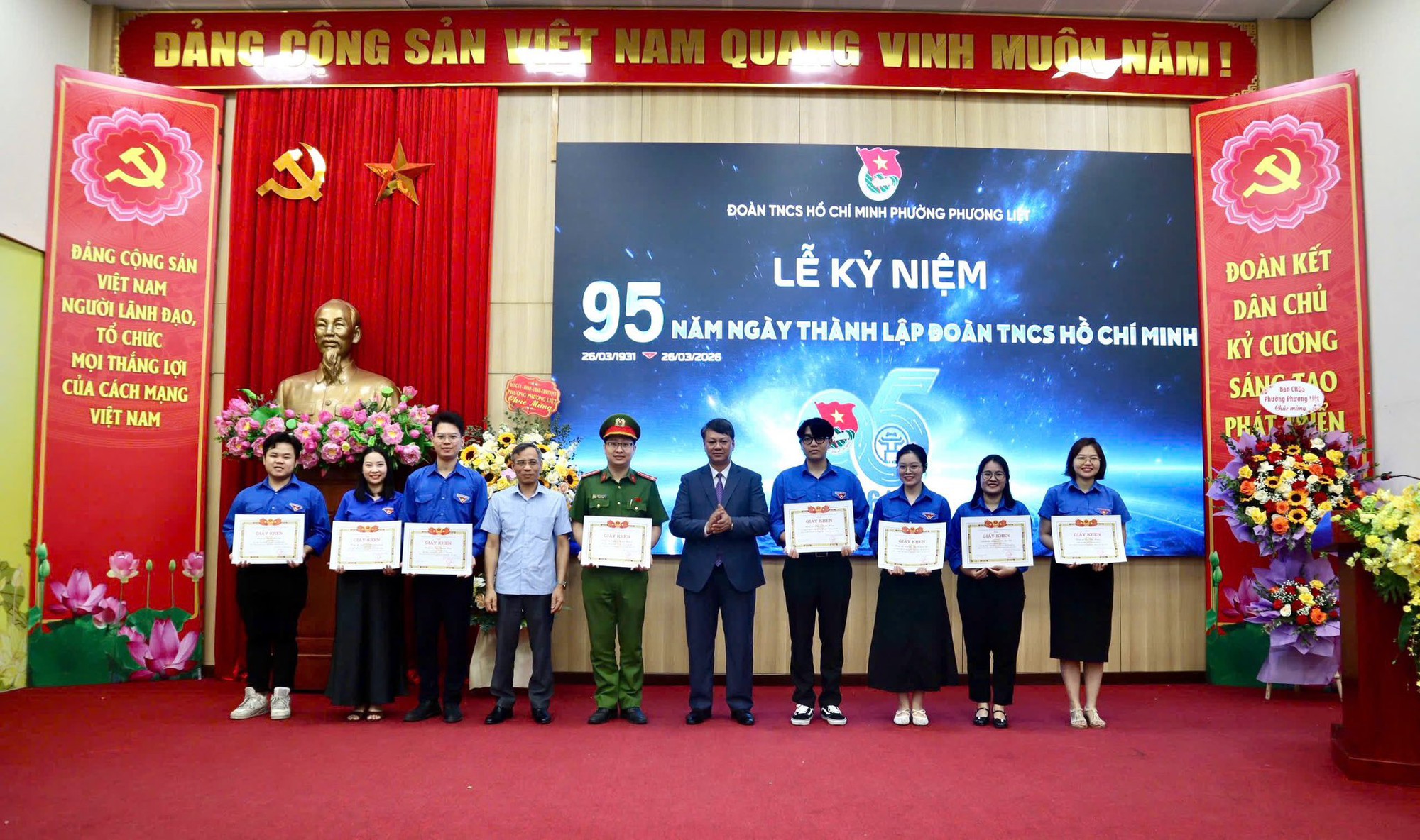Có thể là hình ảnh về ‎văn bản cho biết '‎DẮNG DANG.CÔNG SAN HAET QUANG VINH MUÔMNĂM ĐÁNG CÔNG SẢN VIỆT NAM NGƯỜI LÀNH DẠO, TỔ CHỨC MỌI THÁNG LỌI CỦA CÁCH MANG VIỆT NAM كر ĐOÀN TNCSH DOLWTNCSHÓCNİMW.PMUONG.PHUONG Hό CHÍ MINH PHƯỞNG PHƯƠNG LỄ K' NIỆM 95 NĂMNGÀY NGÀY THÀNH LẬP ĐOÀN TNCS HỒ CHÍ MINH 25/03/1931 26/03/2026 ĐOÀN KẾT DÂN CHỦ KÝ CƯƠNG SÁNGIAO o PKATA ΡΚΑΤΩΩΕΝ EN‎'‎