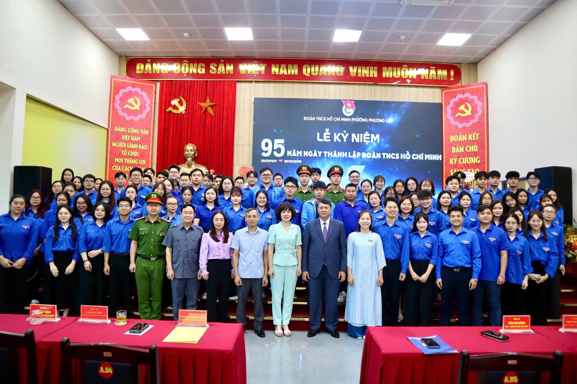 Có thể là hình ảnh về một hoặc nhiều người và văn bản