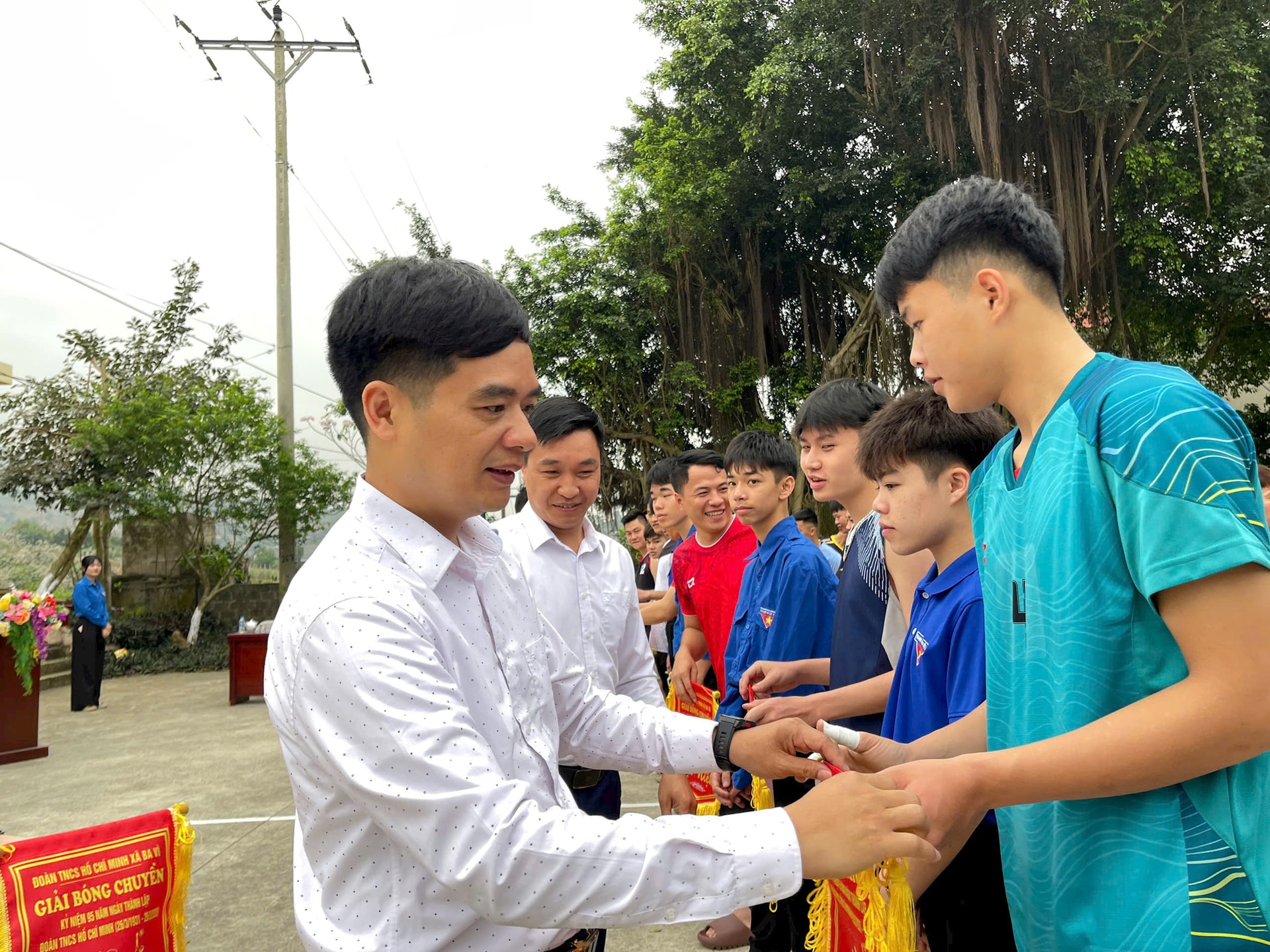 Sôi nổi giải bóng chuyền da nam thanh niên xã Ba Vì- Ảnh 2.