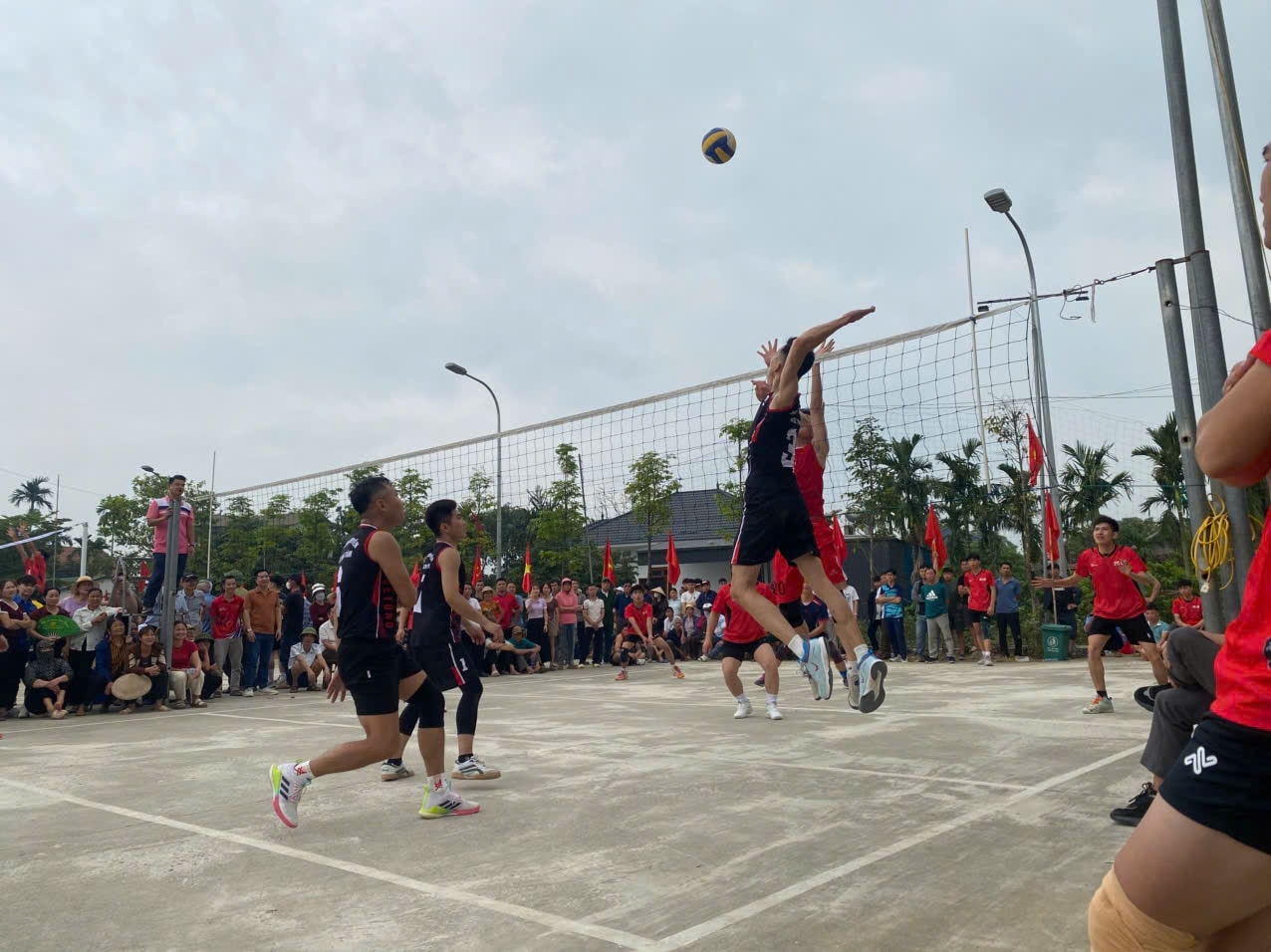 Sôi nổi giải bóng chuyền da nam thanh niên xã Ba Vì- Ảnh 5.