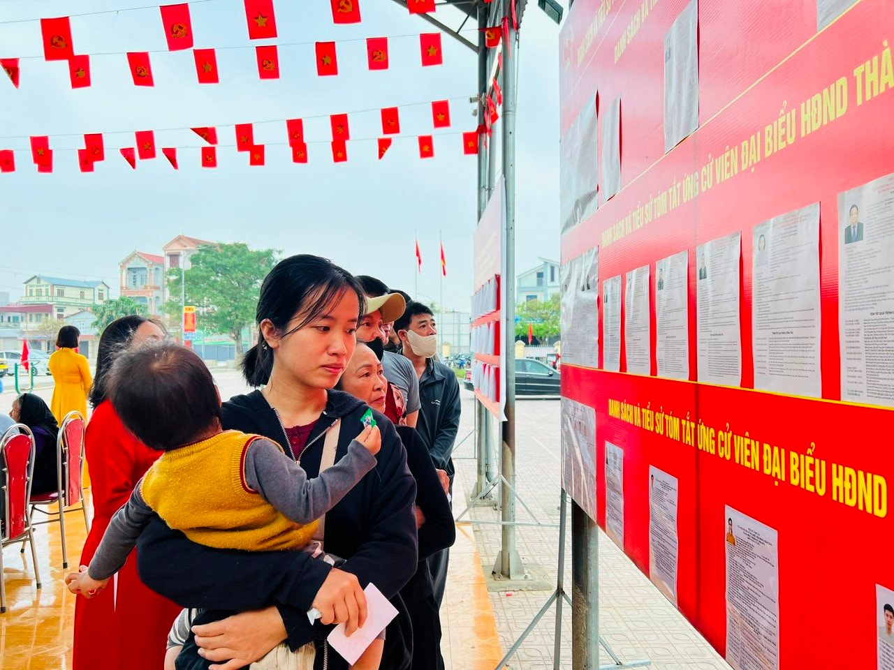 Cử tri xã Đa Phúc nô nức tham gia bầu cử đại biểu Quốc hội Khóa XVI và đại biểu HĐND các cấp- Ảnh 7.