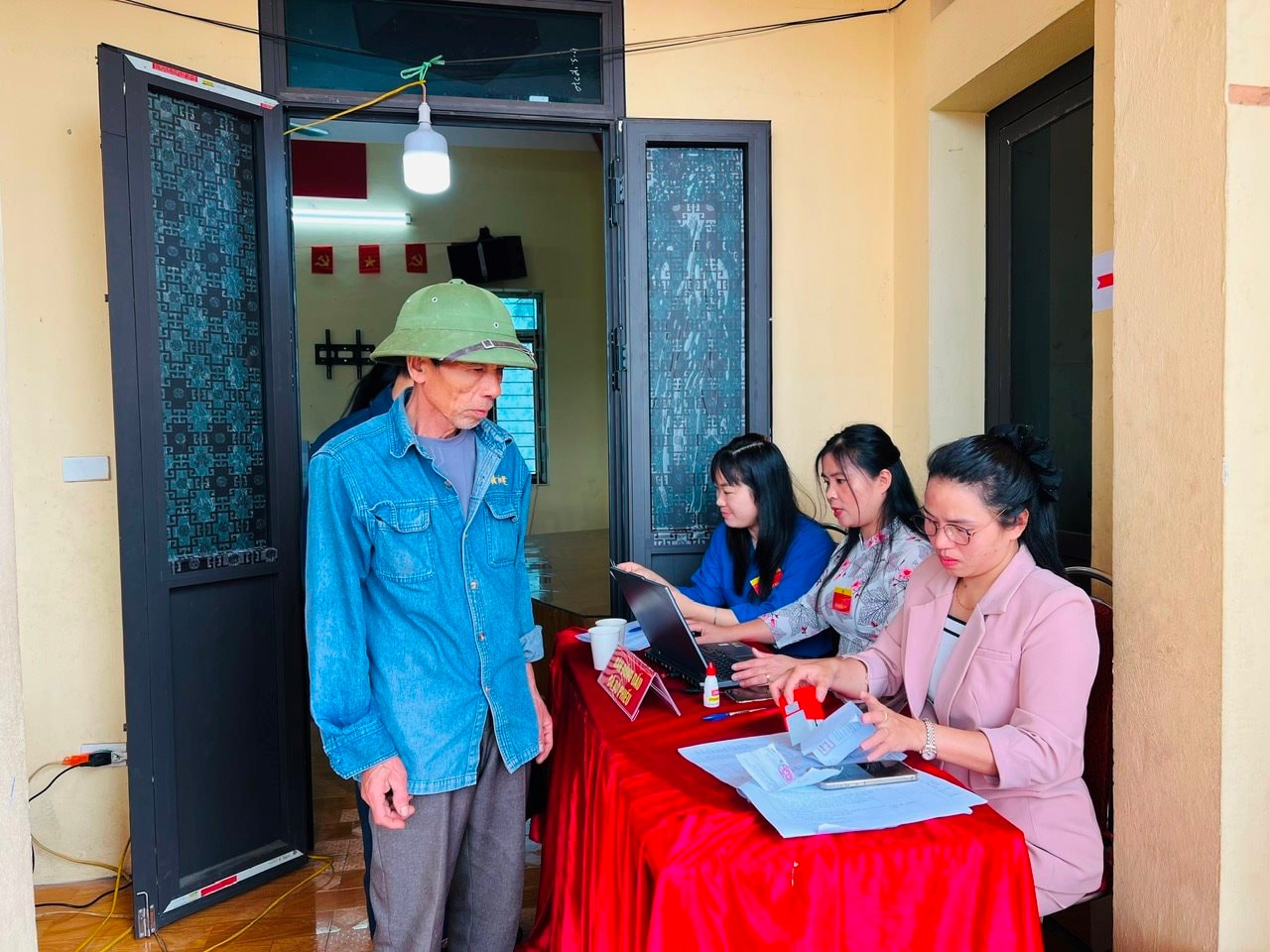 Cử tri xã Đa Phúc nô nức tham gia bầu cử đại biểu Quốc hội Khóa XVI và đại biểu HĐND các cấp- Ảnh 2.