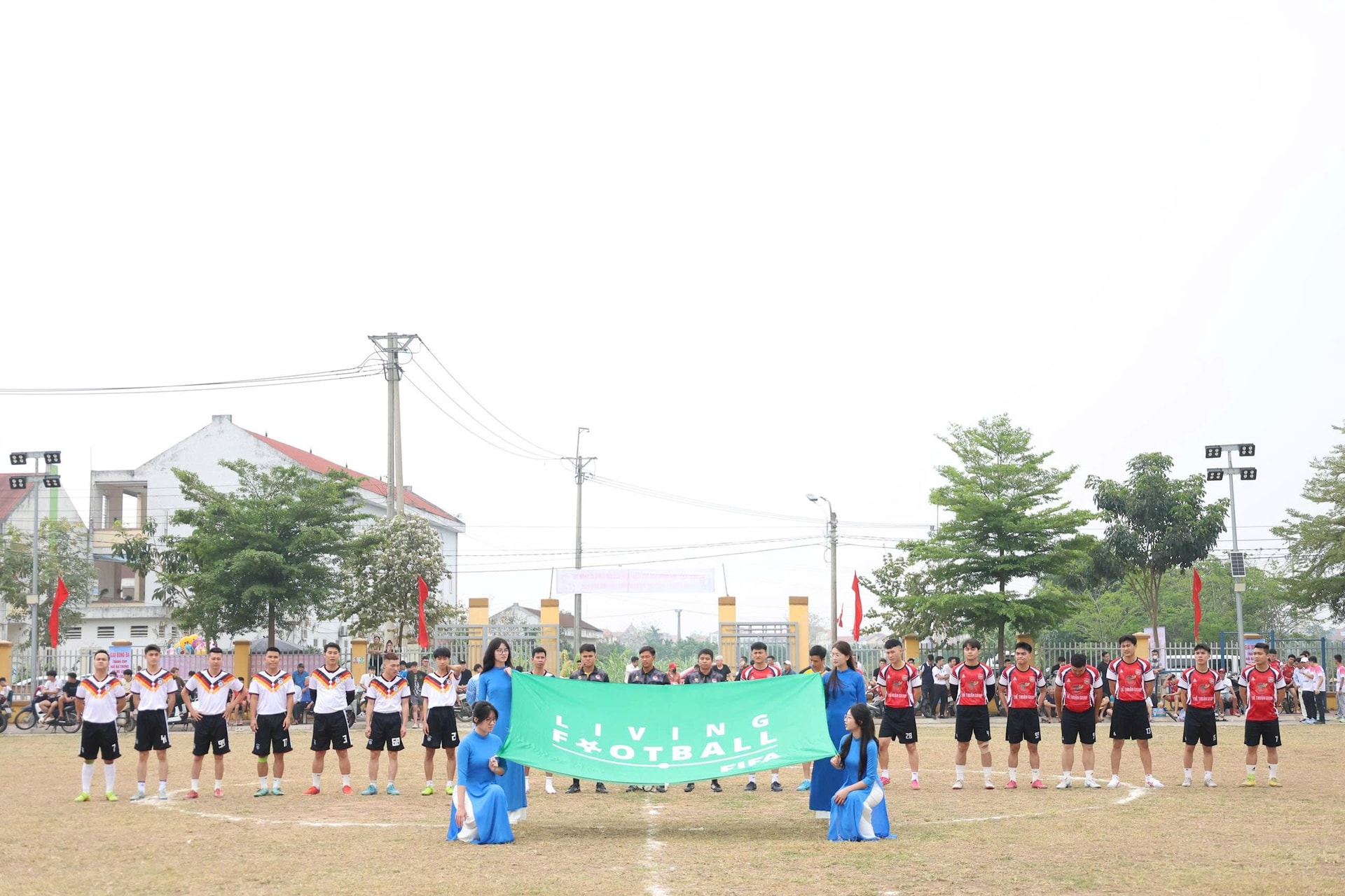 Xã Mê Linh tổ chức giải bóng đá tranh cúp Hai Bà Trưng chào mừng bầu cử thành công- Ảnh 1.