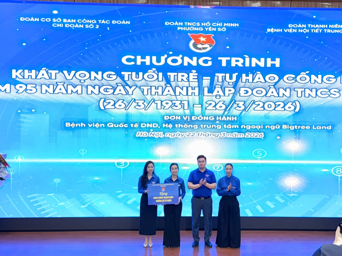 Trao quà, khám bệnh cho bà con - hành động đẹp kỷ niệm 95 năm Ngày thành lập Đoàn- Ảnh 3.