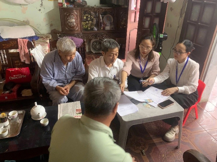 Điểm hỗ trợ dịch vụ công số Quảng Bị: Tận tâm hỗ trợ người dân yếu thế chứng thực chữ ký tại nhà- Ảnh 1.