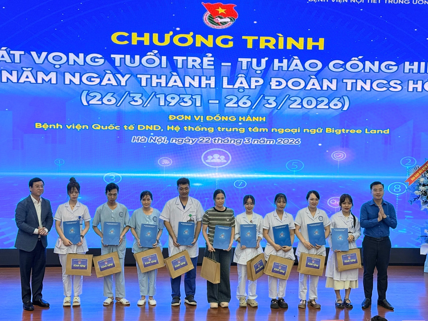 Trao quà, khám bệnh cho bà con - hành động đẹp kỷ niệm 95 năm Ngày thành lập Đoàn- Ảnh 2.