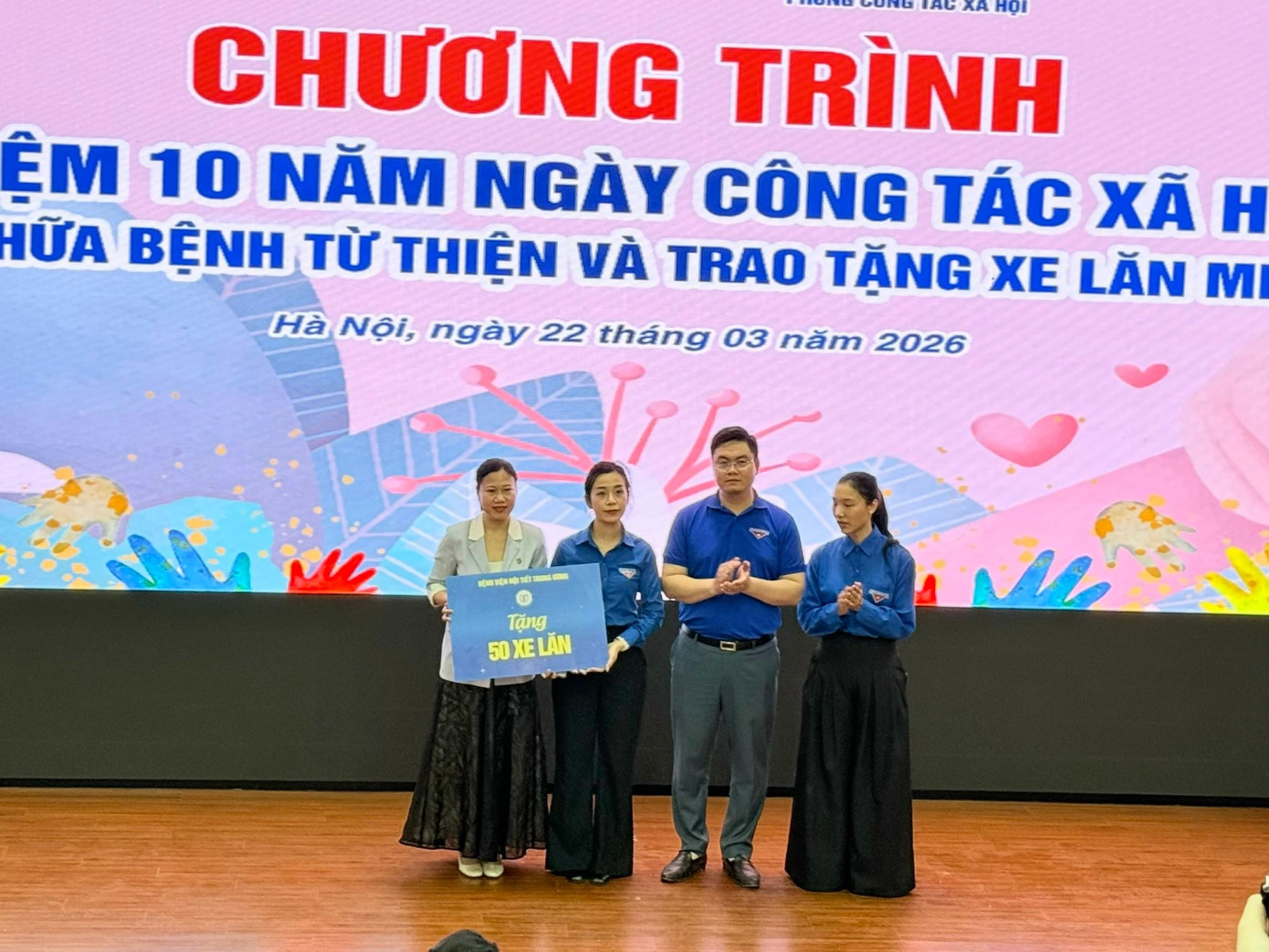 Trao quà, khám bệnh cho bà con - hành động đẹp kỷ niệm 95 năm Ngày thành lập Đoàn- Ảnh 4.