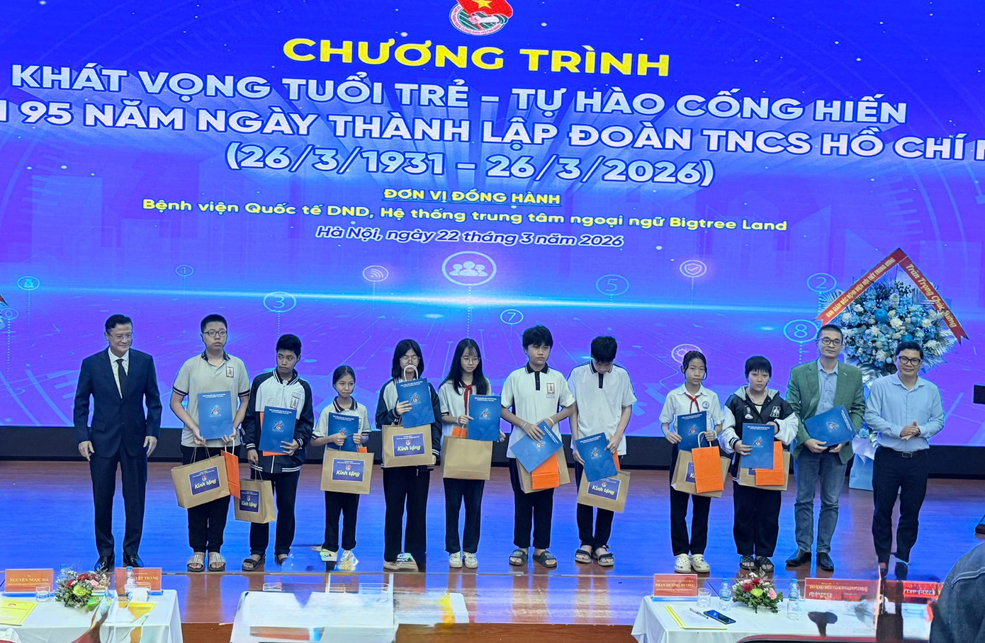 Trao quà, khám bệnh cho bà con - hành động đẹp kỷ niệm 95 năm Ngày thành lập Đoàn- Ảnh 1.