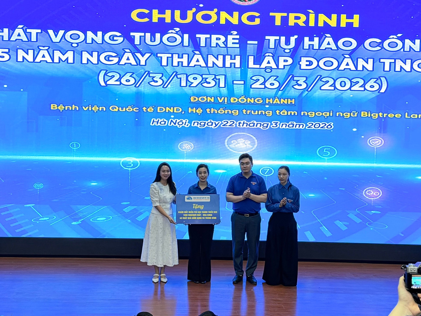 Trao quà, khám bệnh cho bà con - hành động đẹp kỷ niệm 95 năm Ngày thành lập Đoàn- Ảnh 5.