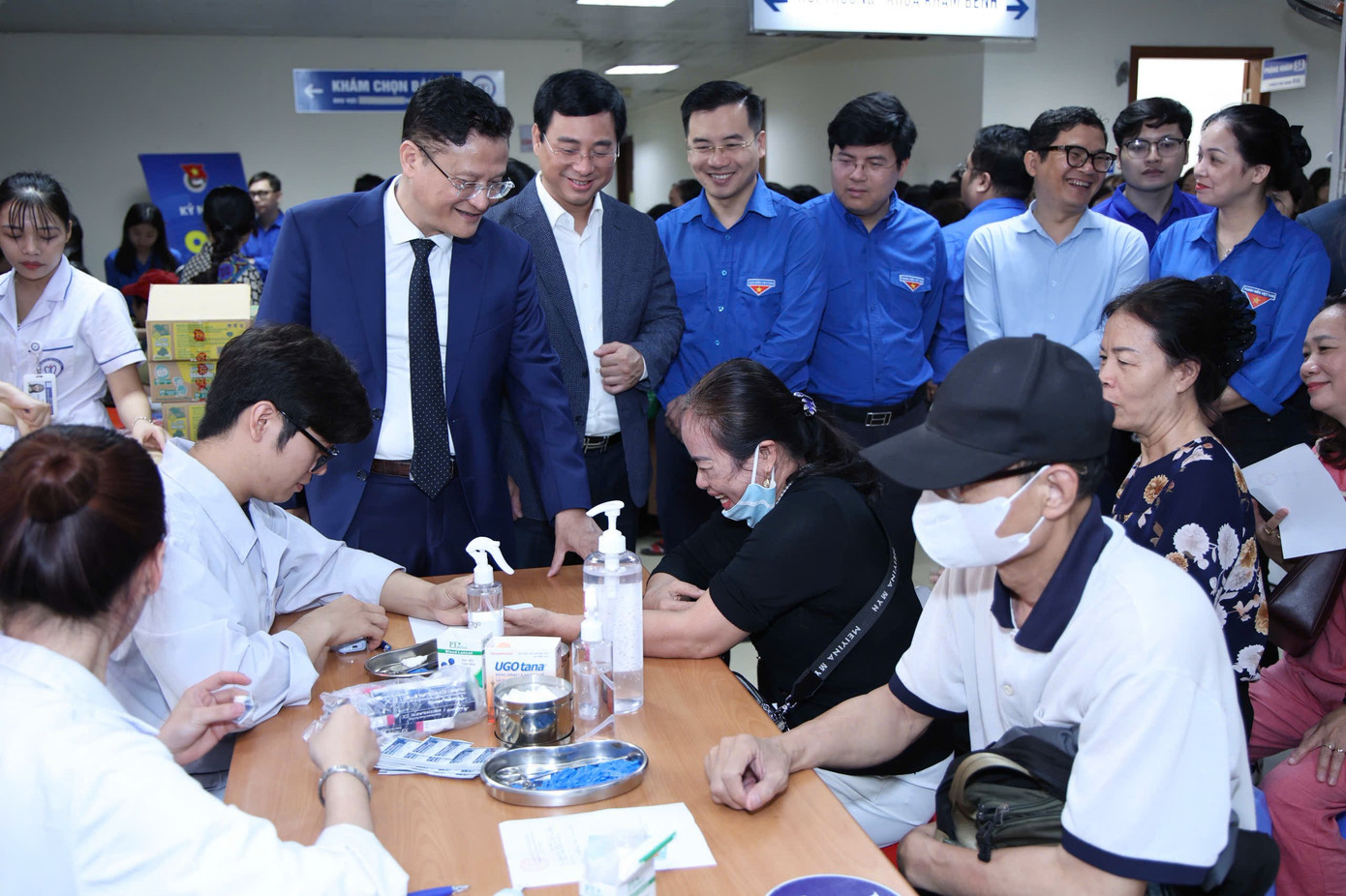 Trao quà, khám bệnh cho bà con - hành động đẹp kỷ niệm 95 năm Ngày thành lập Đoàn- Ảnh 9.