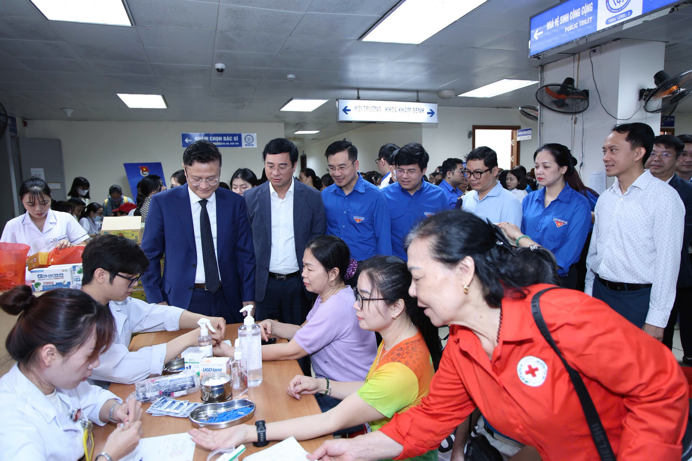 Trao quà, khám bệnh cho bà con - hành động đẹp kỷ niệm 95 năm Ngày thành lập Đoàn- Ảnh 8.