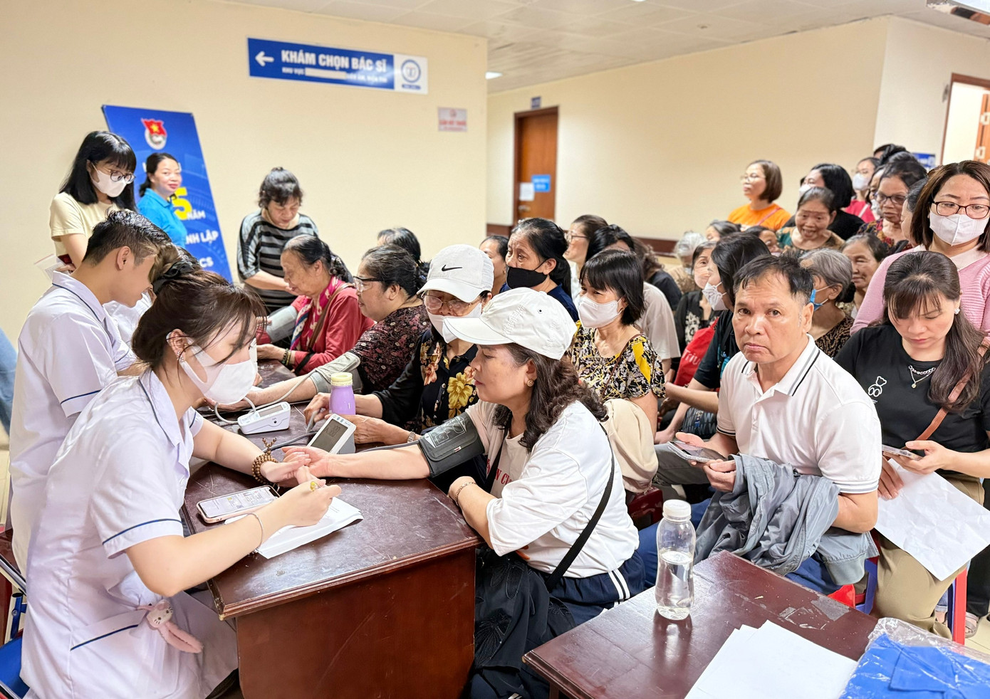 Trao quà, khám bệnh cho bà con - hành động đẹp kỷ niệm 95 năm Ngày thành lập Đoàn- Ảnh 6.