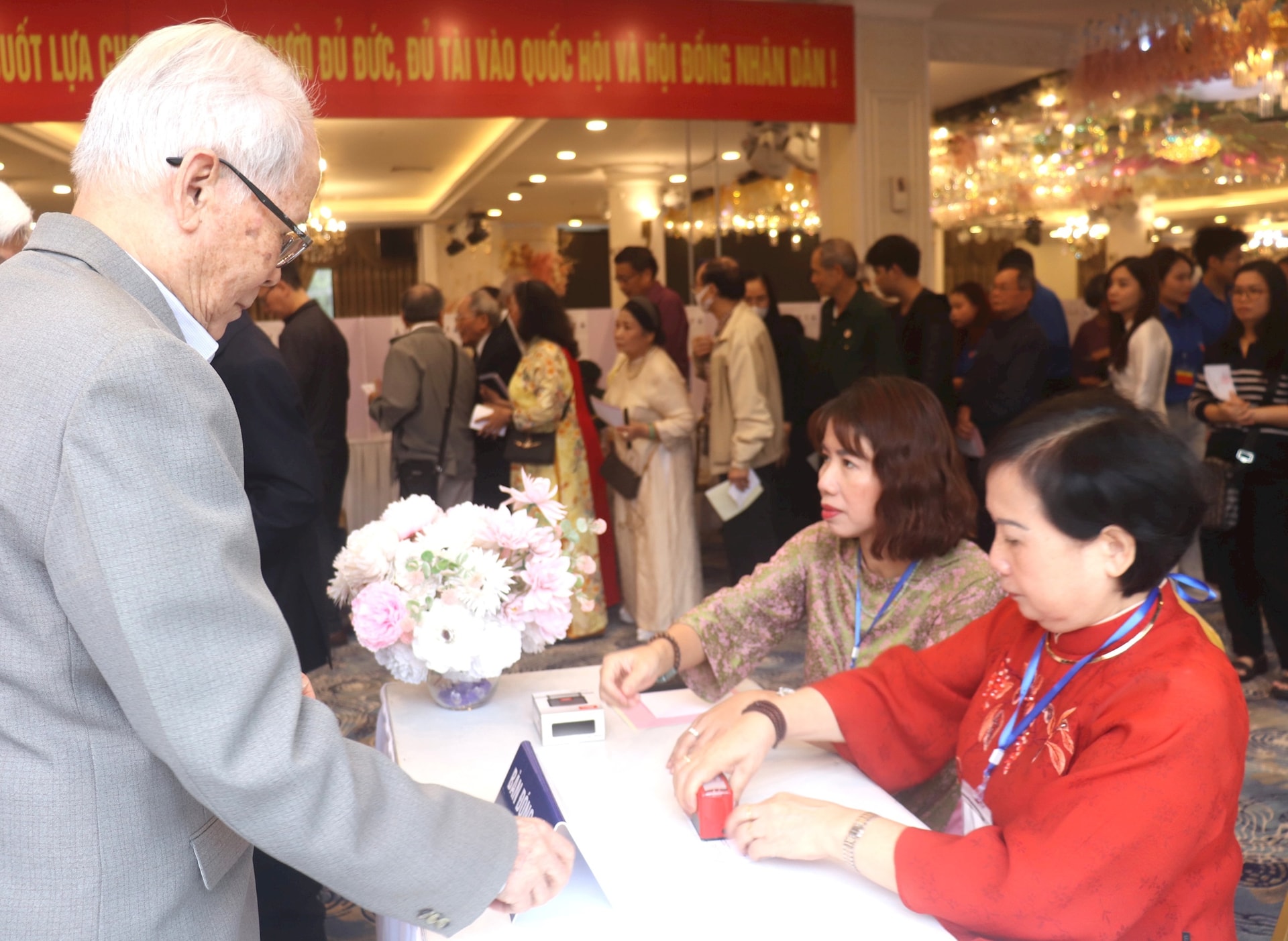 Phường Bạch Mai: Thành công của cuộc bầu cử đến từ nỗ lực của từng cán bộ, người dân- Ảnh 5.