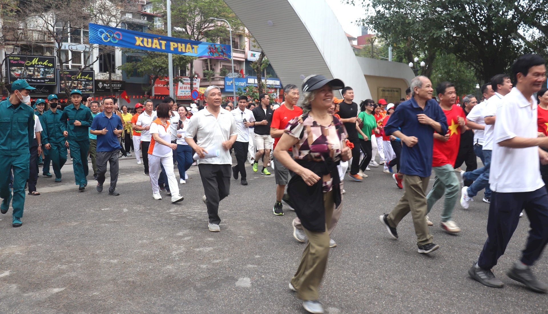 Phường Bạch Mai: Gần 1.000 cán bộ, người dân hưởng ứng "Ngày chạy Olympic vì sức khỏe toàn dân"- Ảnh 10.