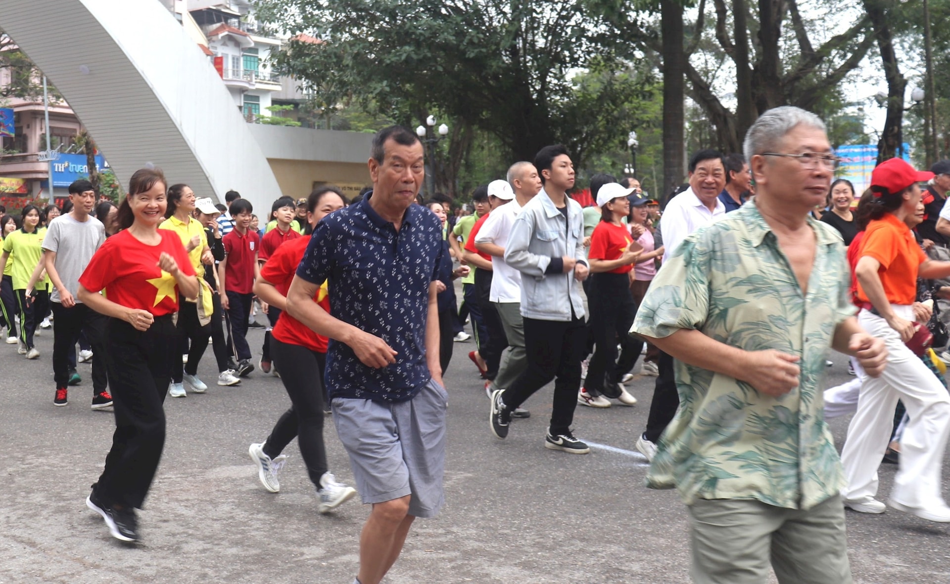 Phường Bạch Mai: Gần 1.000 cán bộ, người dân hưởng ứng "Ngày chạy Olympic vì sức khỏe toàn dân"- Ảnh 11.