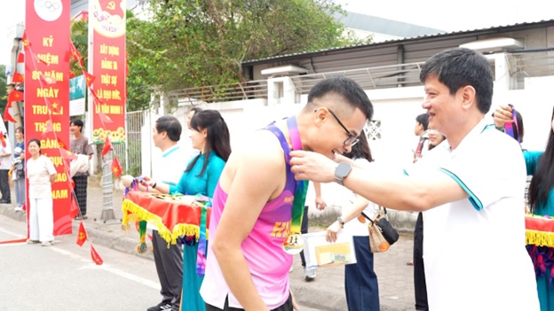 300 vận động viên xã Hoài Đức lan tỏa tinh thần thể thao tại Ngày chạy Olympic năm 2026- Ảnh 11.