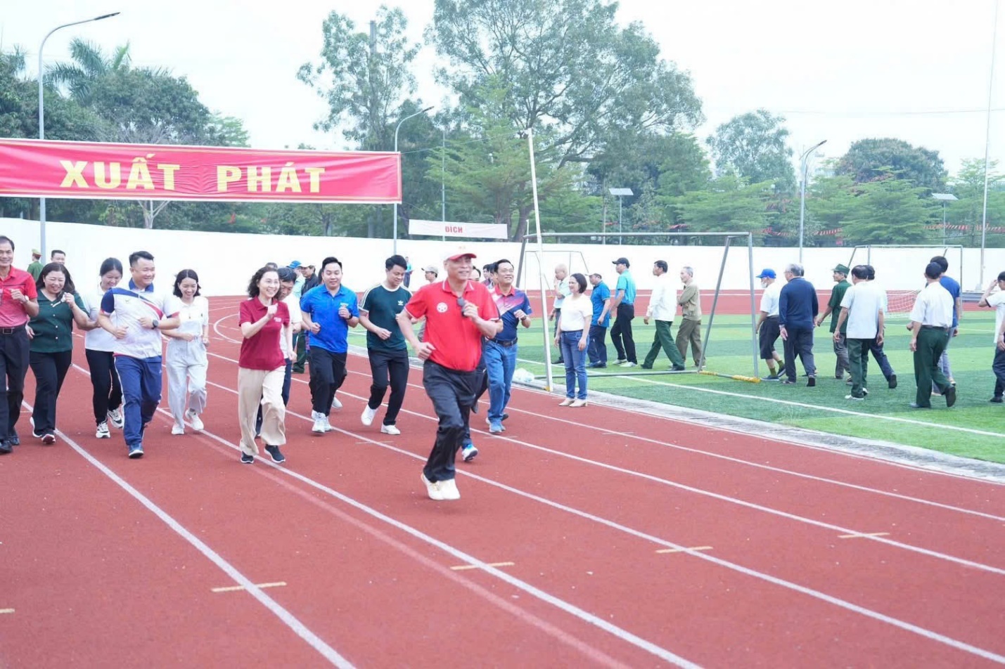 Hơn 1.000 người tham gia Ngày chạy Olympic vì sức khoẻ toàn dân xã Đan Phượng.- Ảnh 1.