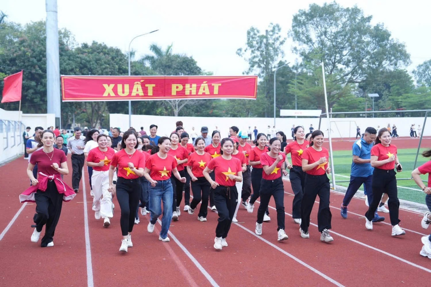 Hơn 1.000 người tham gia Ngày chạy Olympic vì sức khoẻ toàn dân xã Đan Phượng.- Ảnh 3.