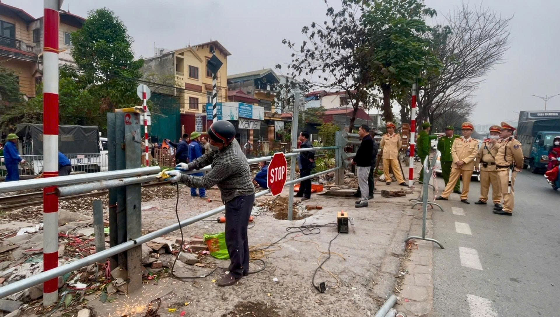 PHƯỜNG PHƯƠNG LIỆT: TRIỂN KHAI KẾ HOẠCH XỬ LÝ DỨT ĐIỂM CÁC LỐI ĐI TỰ MỞ QUA ĐƯỜNG SẮT- Ảnh 1.