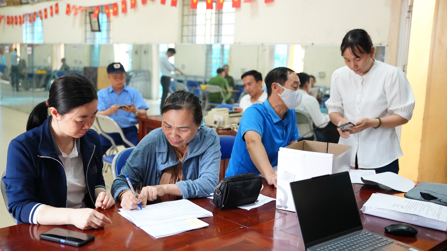 Hoài Đức tiếp tục chi trả tiền cho các hộ có đất nằm trong chỉ giới thu hồi thực hiện dự án đầu tư xây dựng trường THCS Di Trạch- Ảnh 1.