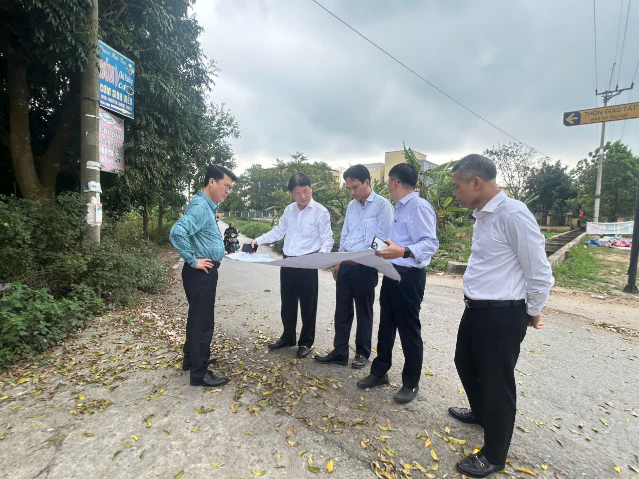 Ảnh có chứa trang phục, ngoài trời, bầu trời, người  Nội dung do AI tạo ra có thể không chính xác.