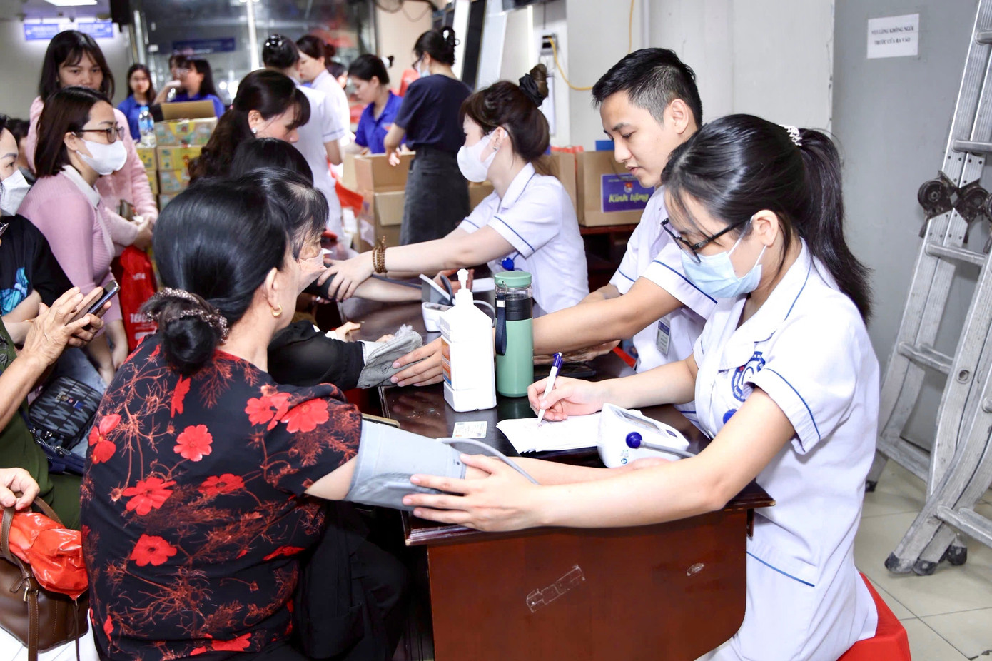 Trao quà, khám bệnh cho bà con - hành động đẹp kỷ niệm 95 năm Ngày thành lập Đoàn- Ảnh 7.