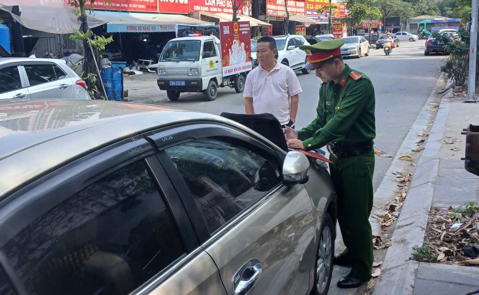 Cầu Giấy quyết liệt lập lại trật tự vỉa hè, lòng đường- Ảnh 1.