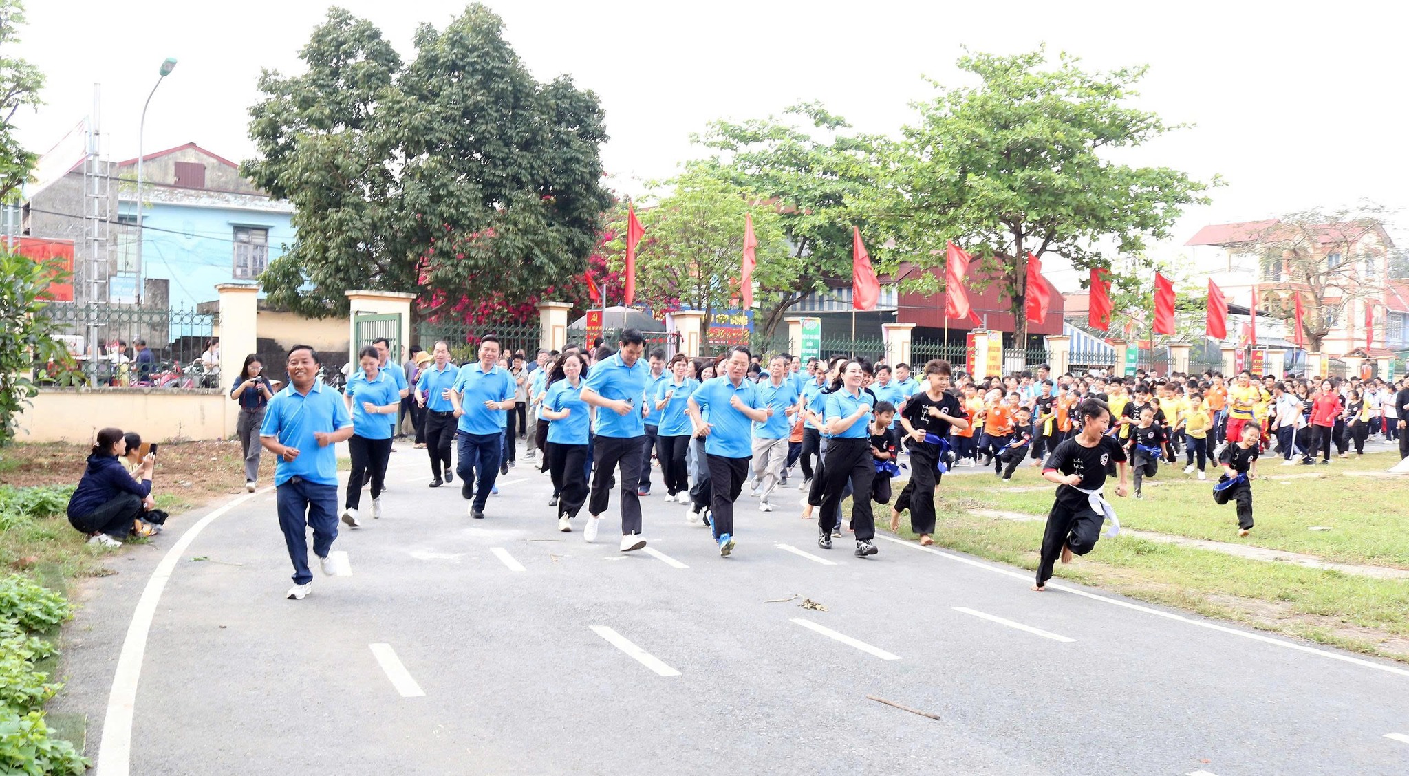 Một số hình ảnh cán bộ, công chức, học sinh và nhân dân xã Quảng Bị tham gia Ngày chạy Olympic vì sức khỏe toàn dân năm 2026- Ảnh 5.