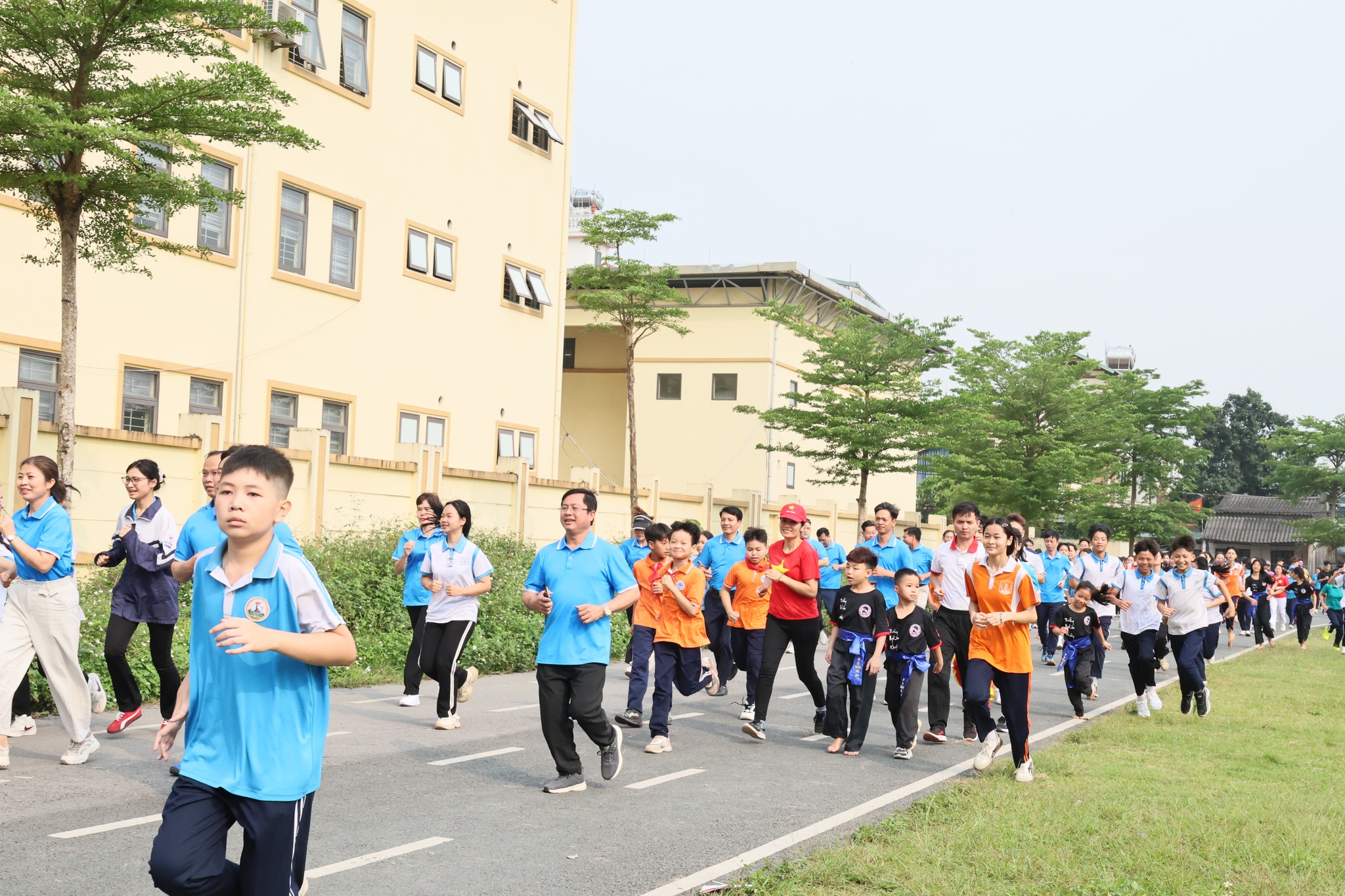 Một số hình ảnh cán bộ, công chức, học sinh và nhân dân xã Quảng Bị tham gia Ngày chạy Olympic vì sức khỏe toàn dân năm 2026- Ảnh 6.