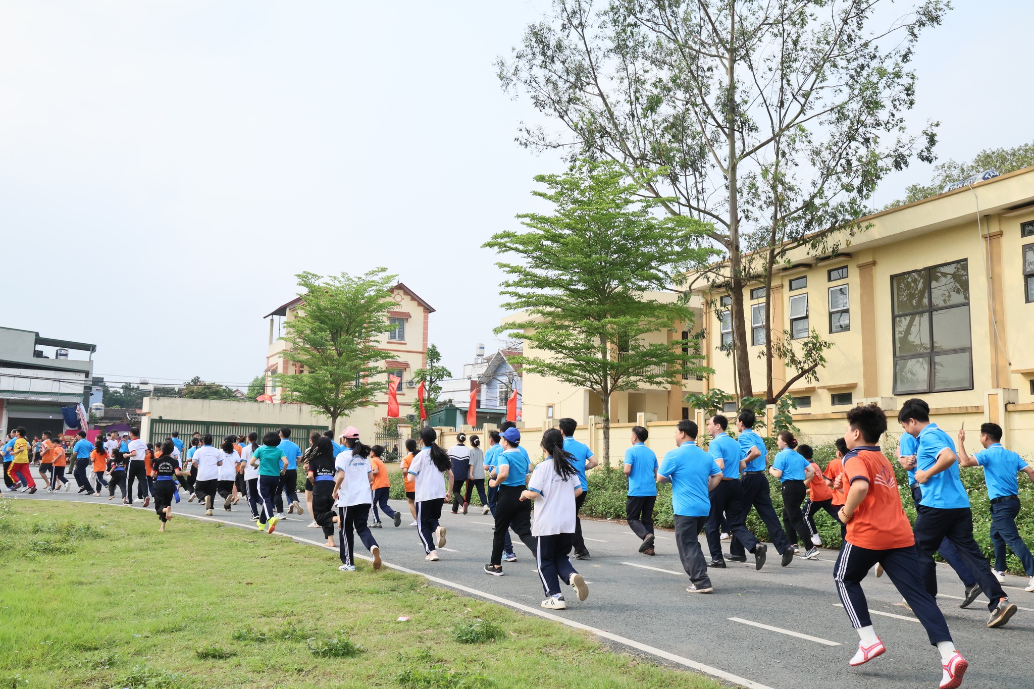 Một số hình ảnh cán bộ, công chức, học sinh và nhân dân xã Quảng Bị tham gia Ngày chạy Olympic vì sức khỏe toàn dân năm 2026- Ảnh 7.