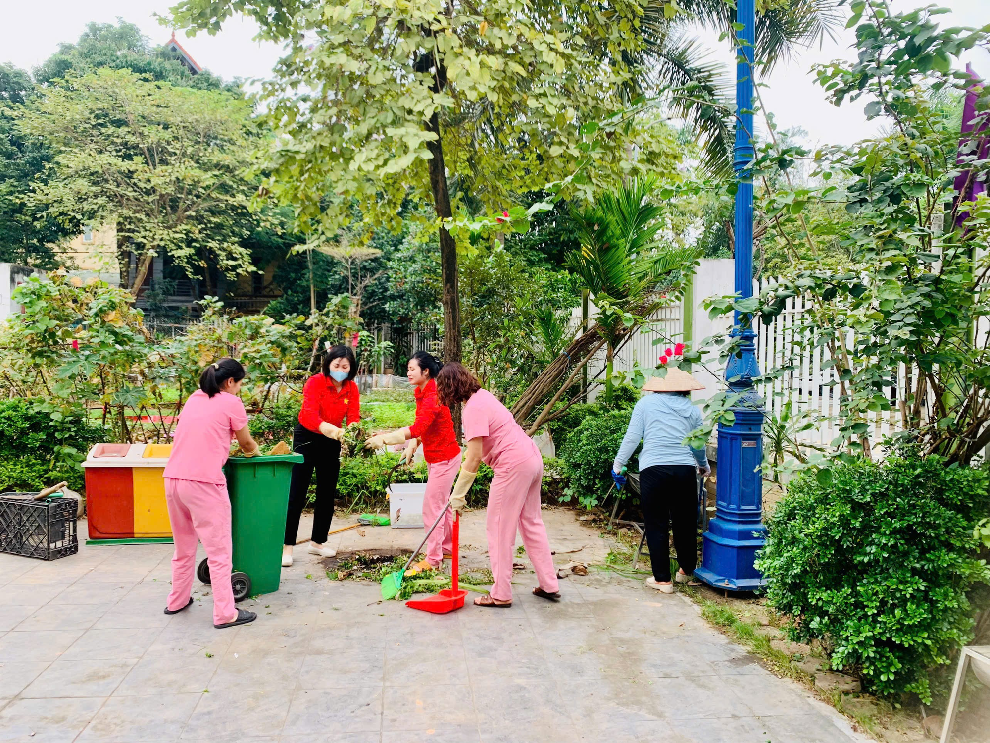 Trường mầm non Yên Sở tăng cường các biện pháp phòng chống dịch bệnh giao mùa xuân, hè cho trẻ- Ảnh 2.