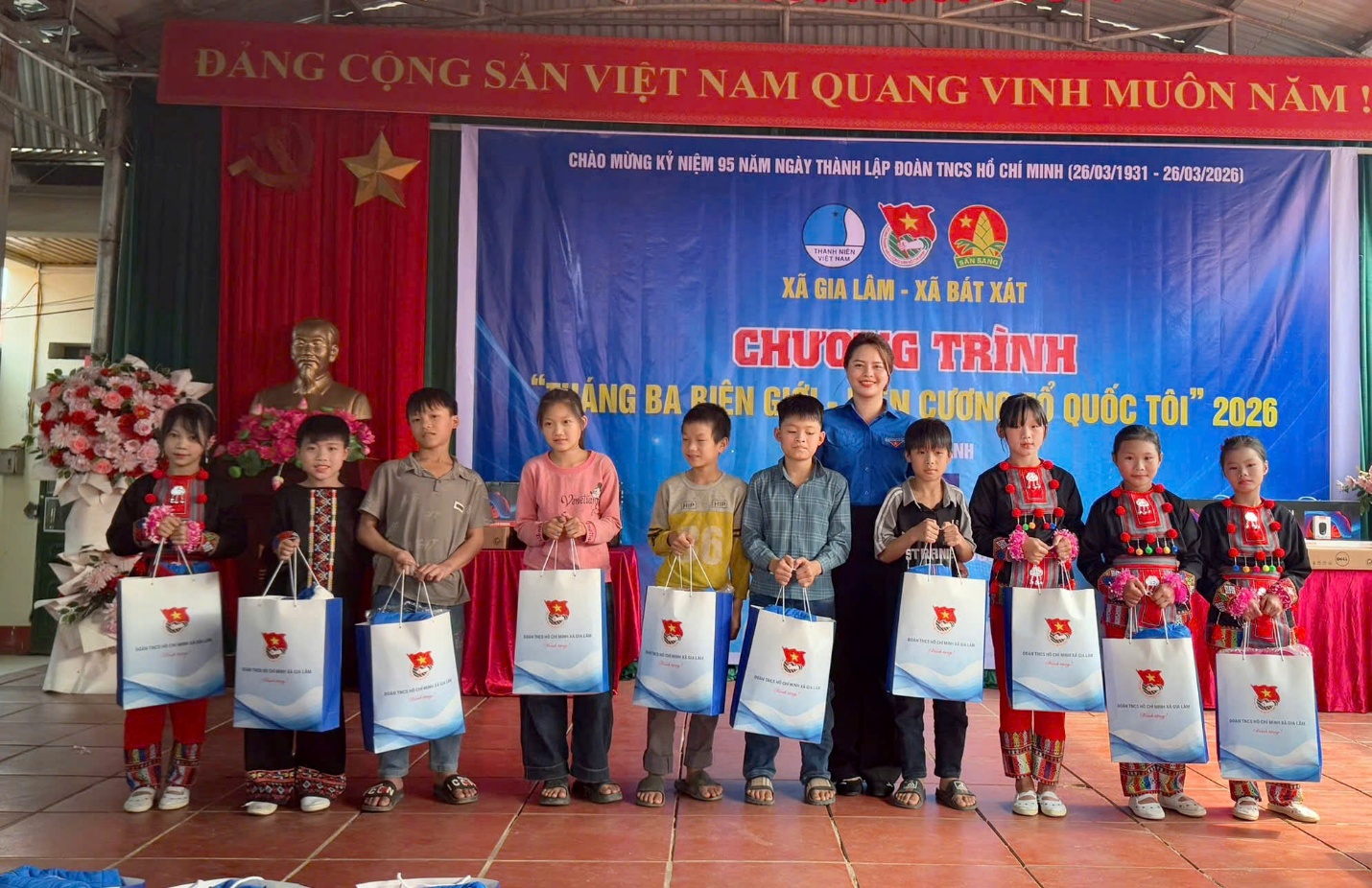 Đoàn xã Gia Lâm tổ chức chương trình “Tháng ba biên giới – Biên cương Tổ quốc tôi” tại Lào Cai- Ảnh 1.