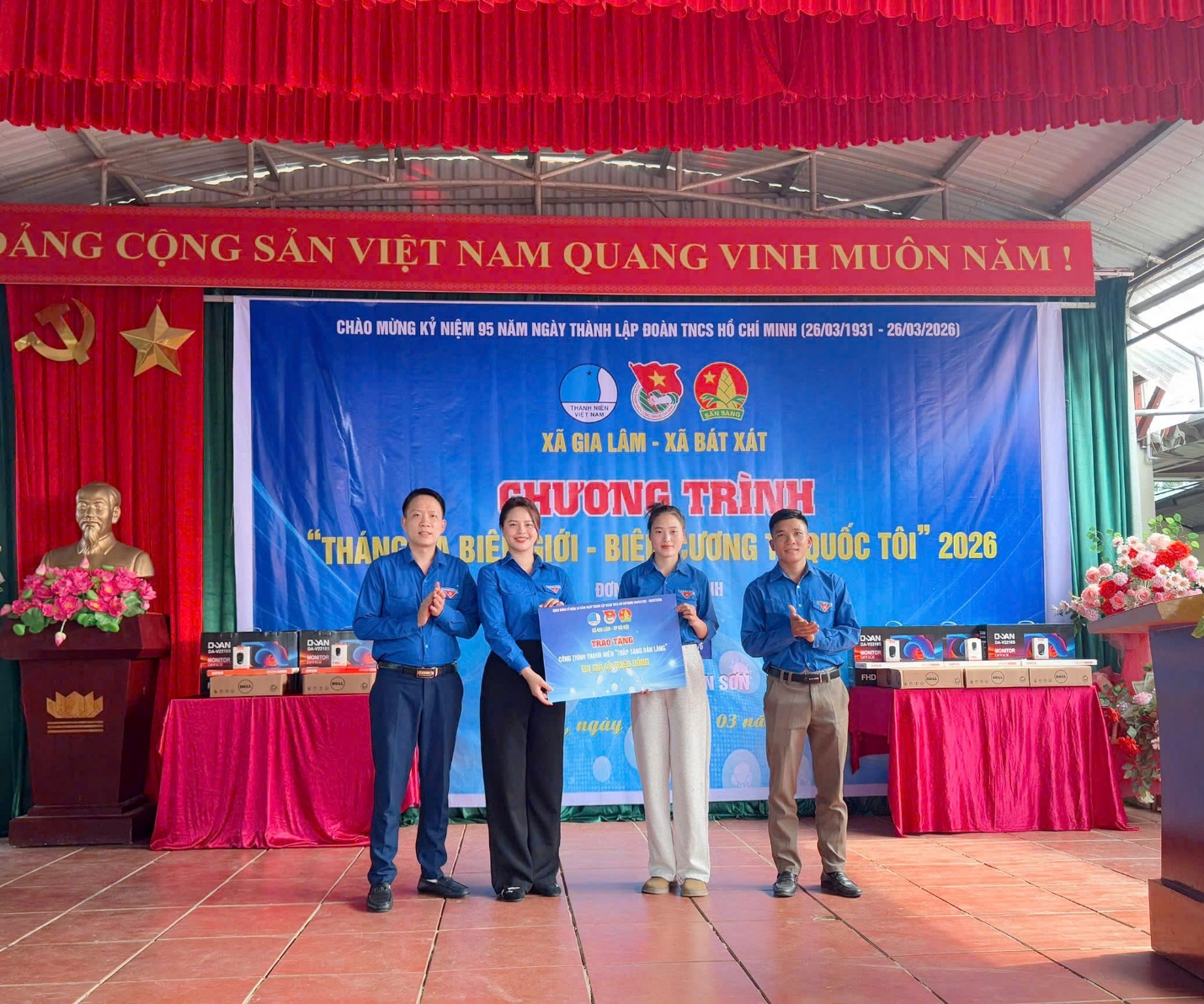 Đoàn xã Gia Lâm tổ chức chương trình “Tháng ba biên giới – Biên cương Tổ quốc tôi” tại Lào Cai- Ảnh 2.