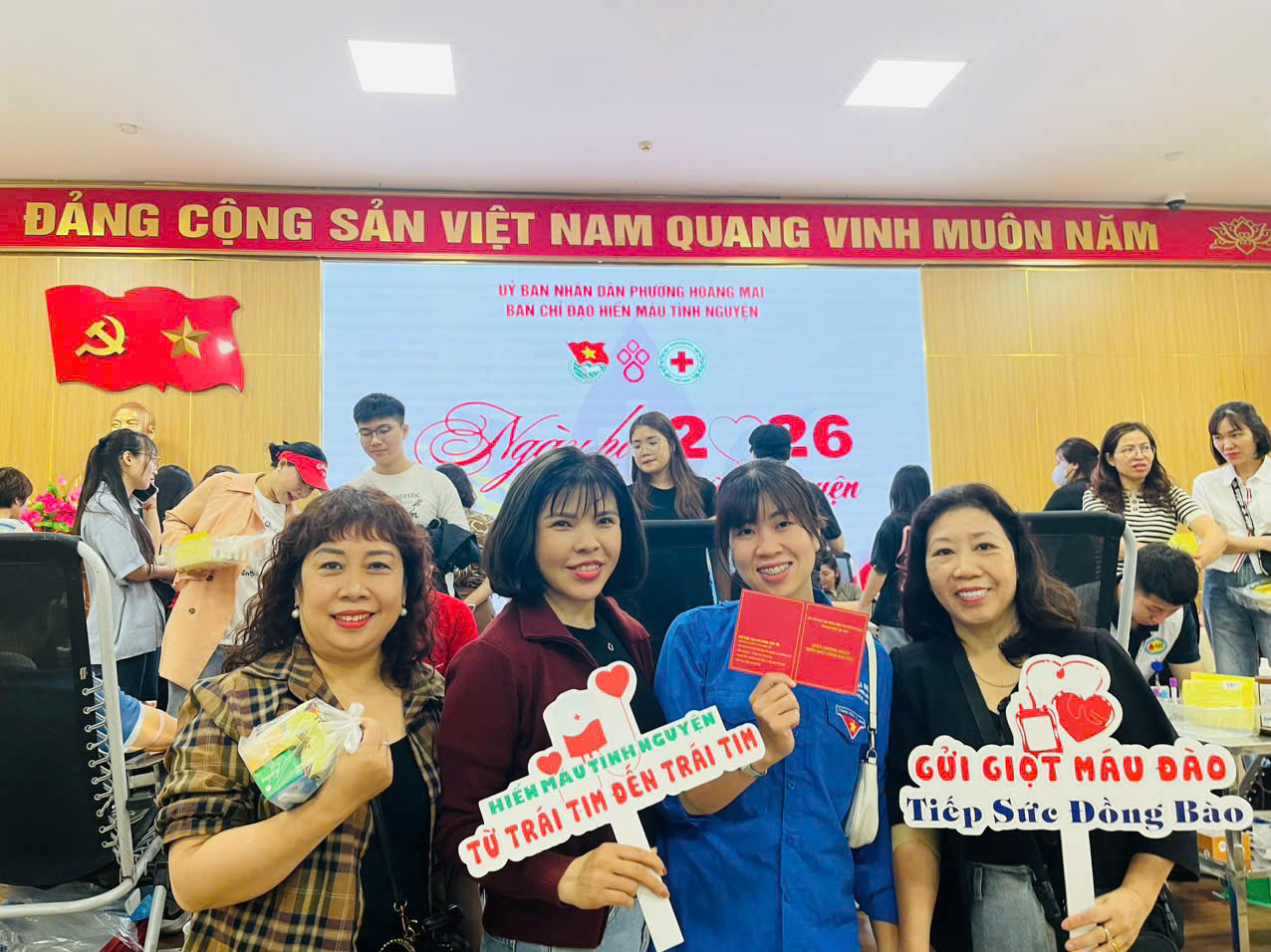 "MỖI GIỌT MÁU CHO ĐI- MỘT TẤM LÒNG Ở LẠI" CỦA ĐOÀN VIÊN CÔNG ĐOÀN TRƯỜNG MẦM NON HOA MAI.- Ảnh 1.