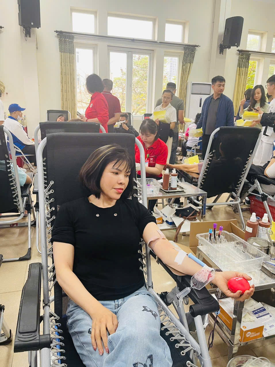 "MỖI GIỌT MÁU CHO ĐI- MỘT TẤM LÒNG Ở LẠI" CỦA ĐOÀN VIÊN CÔNG ĐOÀN TRƯỜNG MẦM NON HOA MAI.- Ảnh 3.