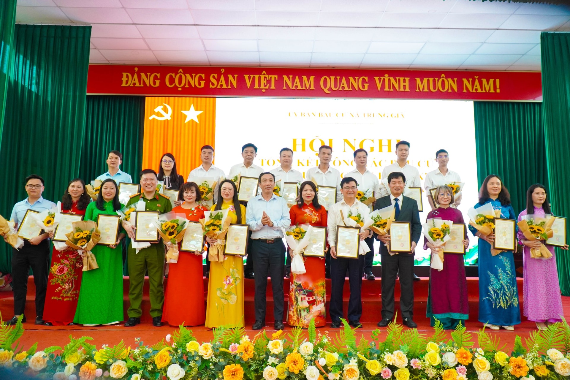 Xã Trung Giã khen thưởng 49 tập thể, 162 cá nhân có thành tích trong công tác bầu cử- Ảnh 2.