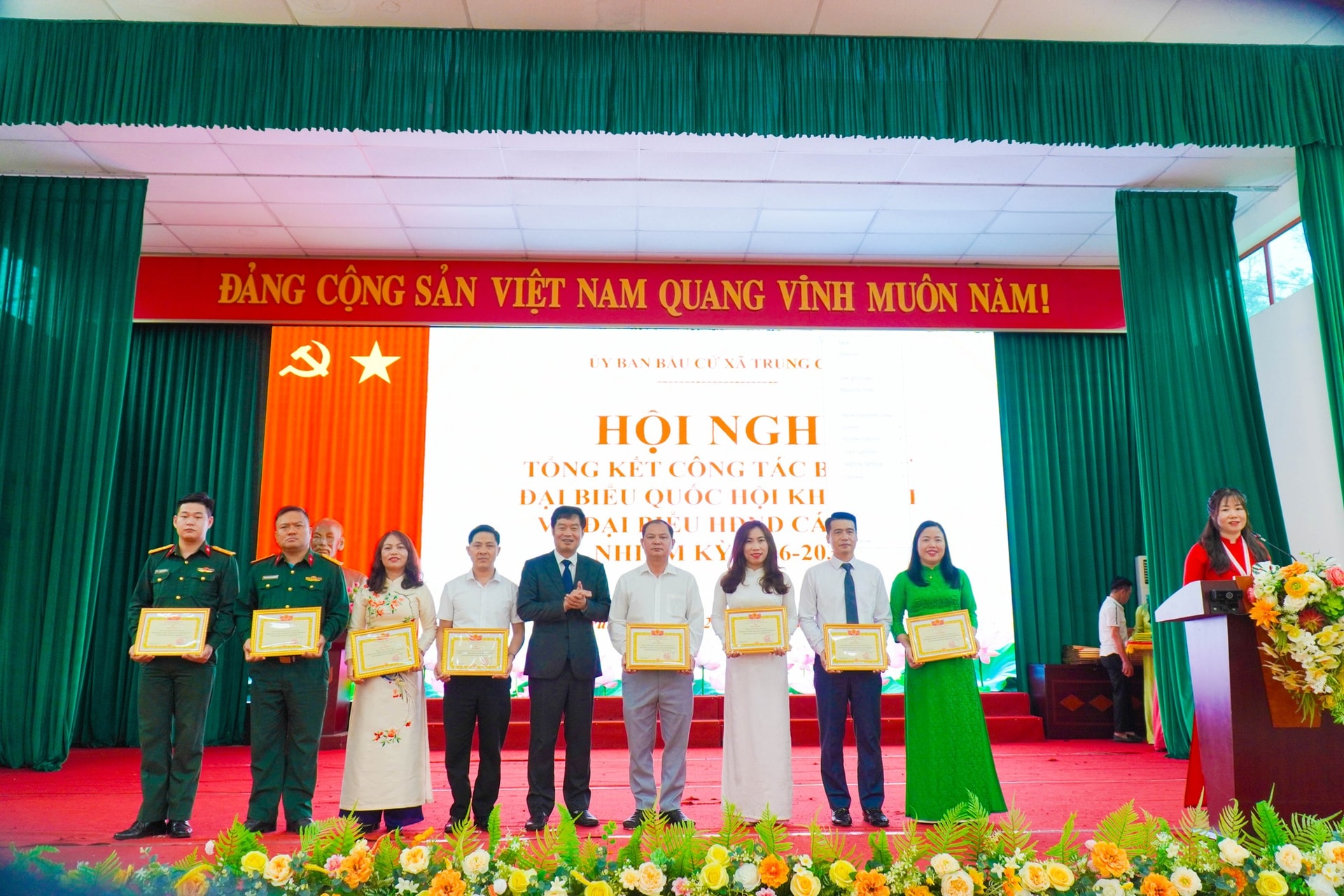 Xã Trung Giã khen thưởng 49 tập thể, 162 cá nhân có thành tích trong công tác bầu cử- Ảnh 4.