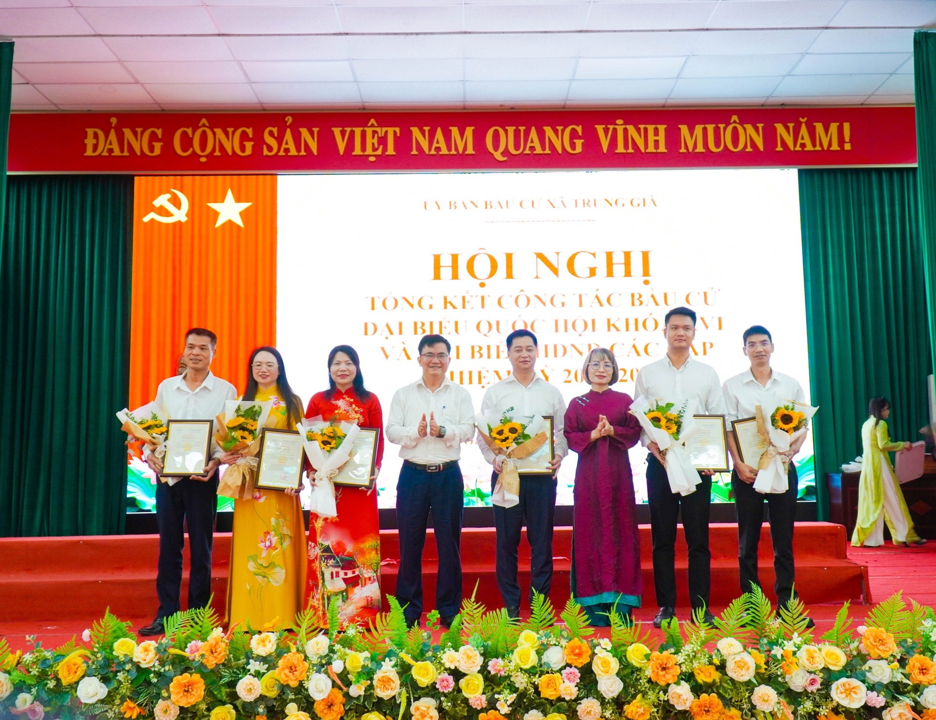 Xã Trung Giã khen thưởng 49 tập thể, 162 cá nhân có thành tích trong công tác bầu cử- Ảnh 1.