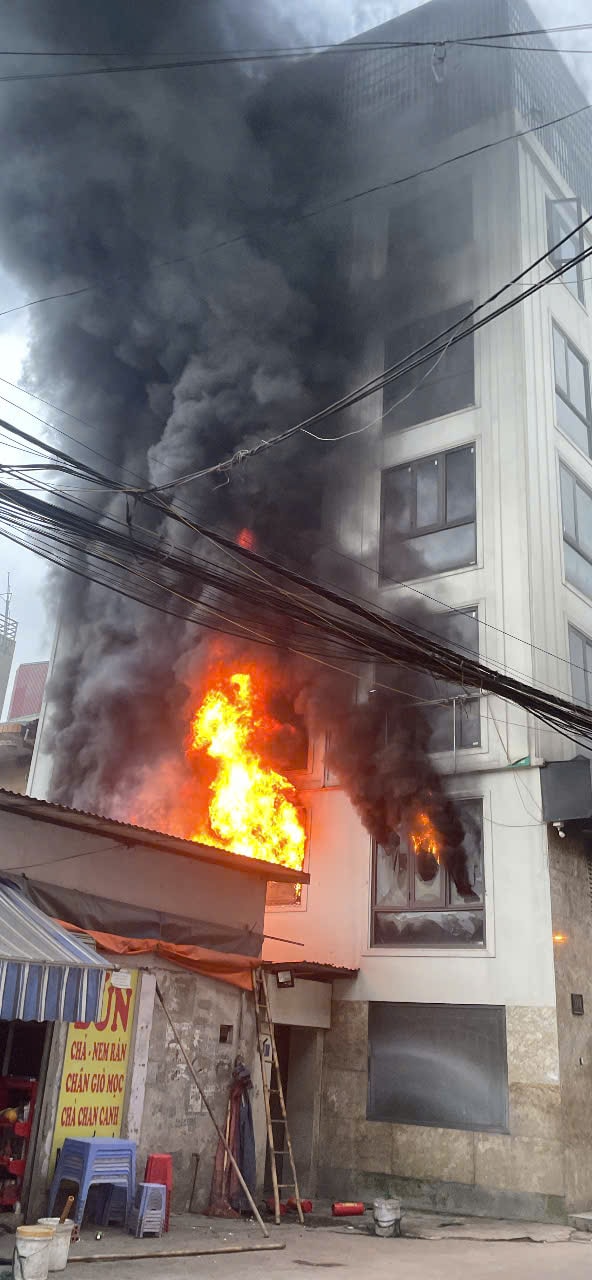 Lãnh đạo phường Hoàng Mai thăm hỏi, động viên các nạn nhân vụ cháy ở phố Lĩnh Nam- Ảnh 6.