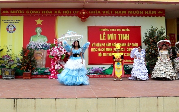 Các thí sinh biểu diễn trang phục được làm từ đồ tái chế 