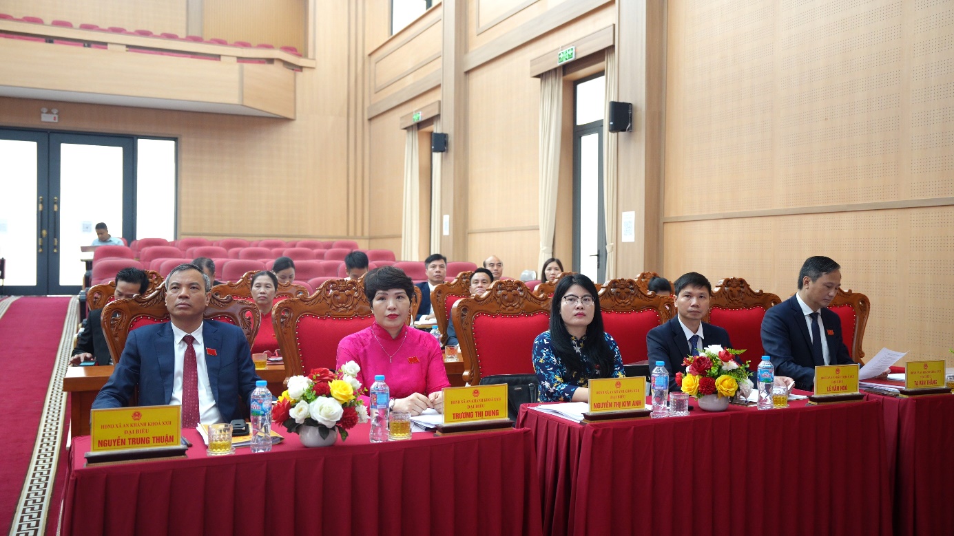 A group of people sitting at tables in a room  AI-generated content may be incorrect.