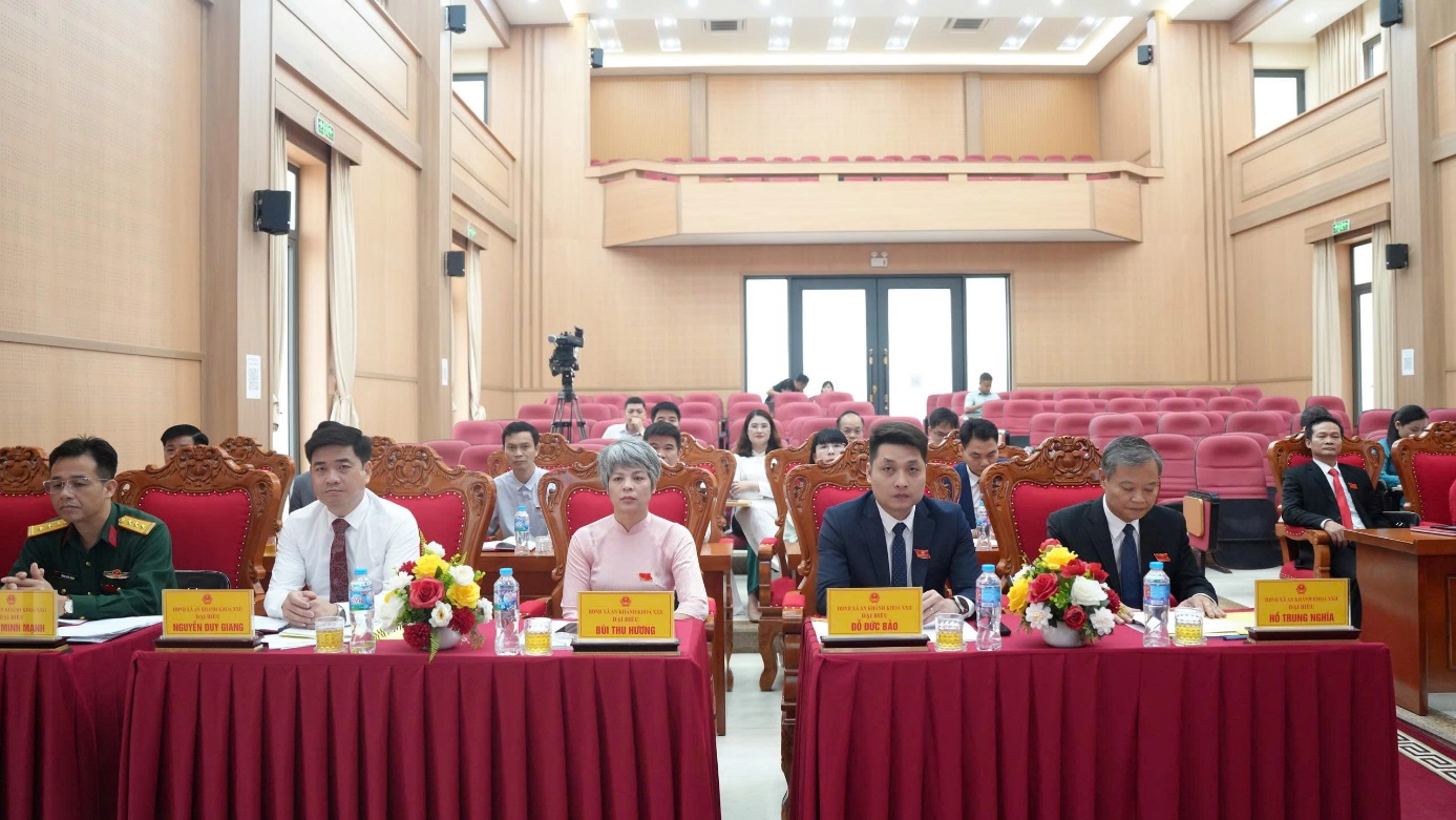 A group of people sitting at tables in a room  AI-generated content may be incorrect.