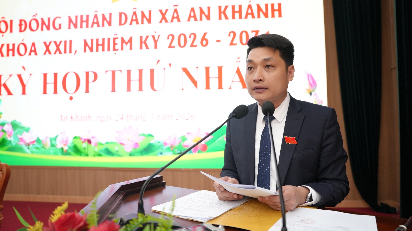 A person in a suit and tie at a podium with microphones  AI-generated content may be incorrect.