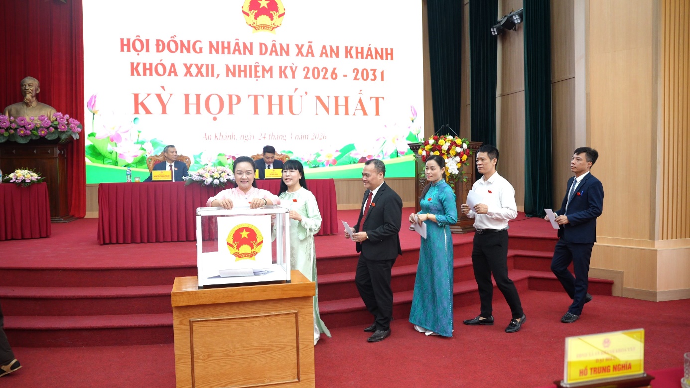 Kỳ họp thứ nhất Hội đồng nhân dân xã An Khánh khóa XXII- Ảnh 7.