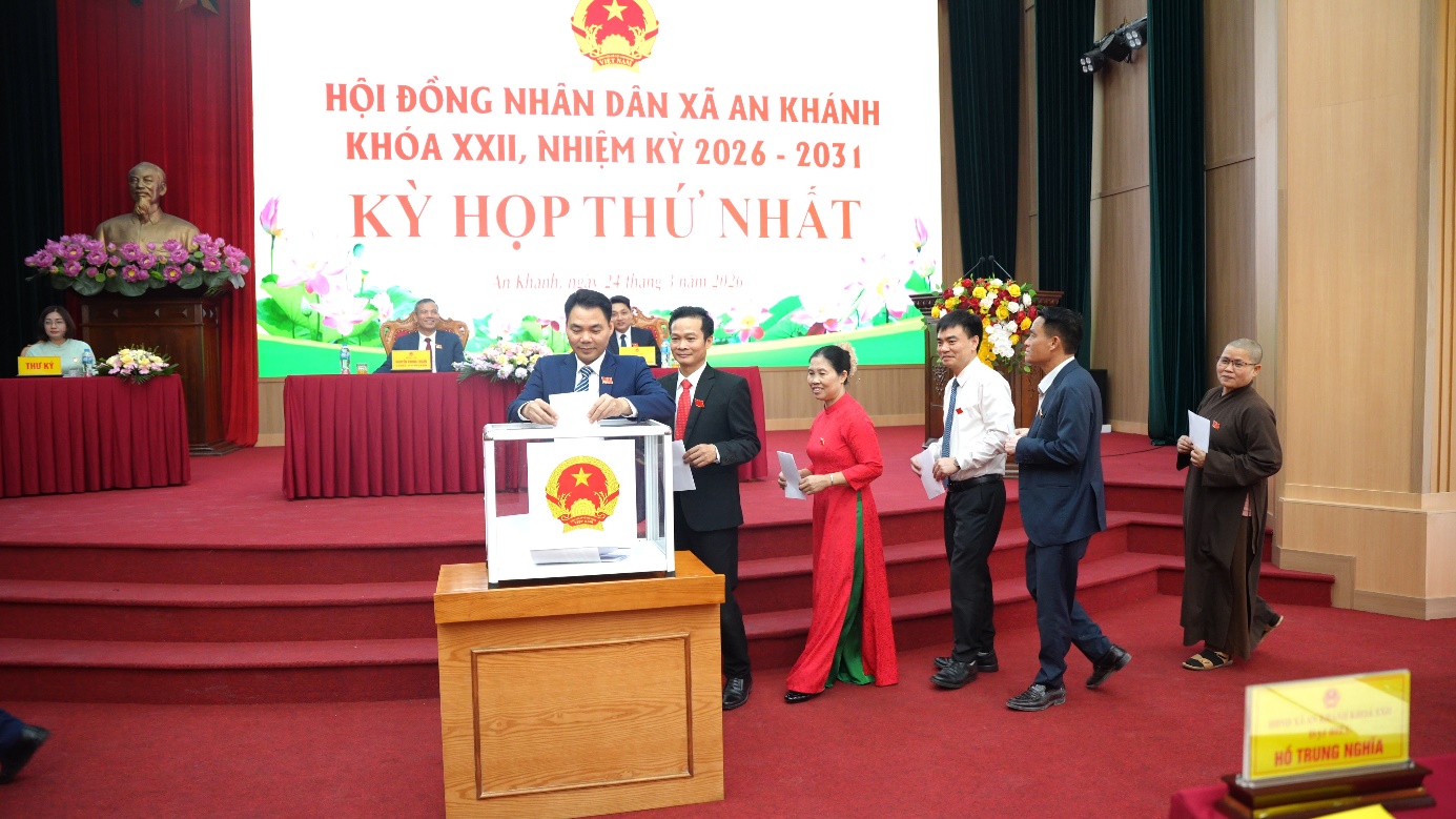 Kỳ họp thứ nhất Hội đồng nhân dân xã An Khánh khóa XXII- Ảnh 9.