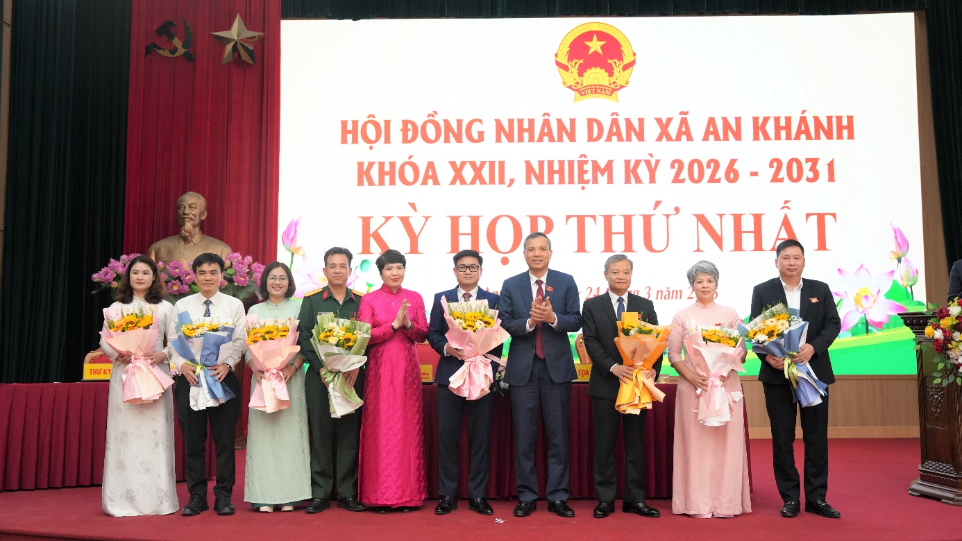 A group of people standing on a stage  AI-generated content may be incorrect.