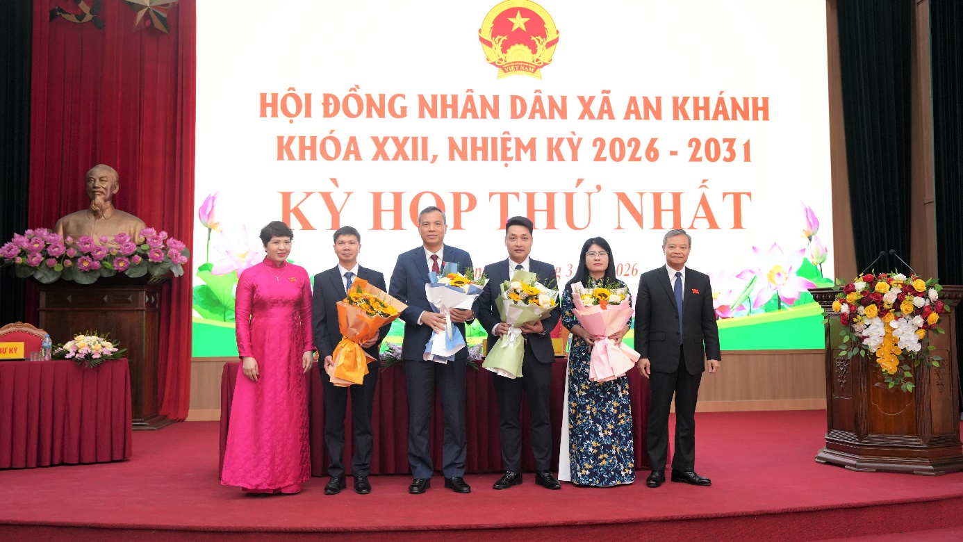 A group of people standing on a stage  AI-generated content may be incorrect.