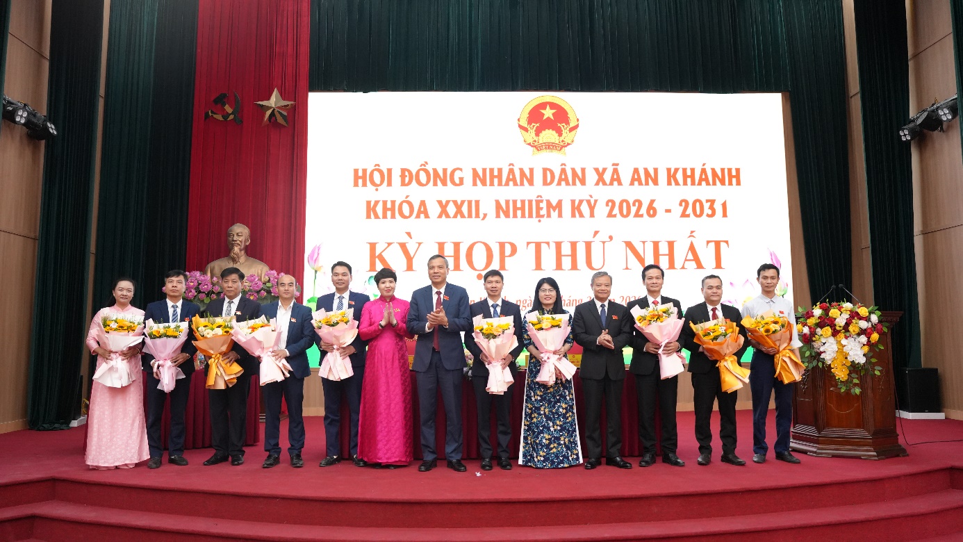 A group of people on a stage  AI-generated content may be incorrect.