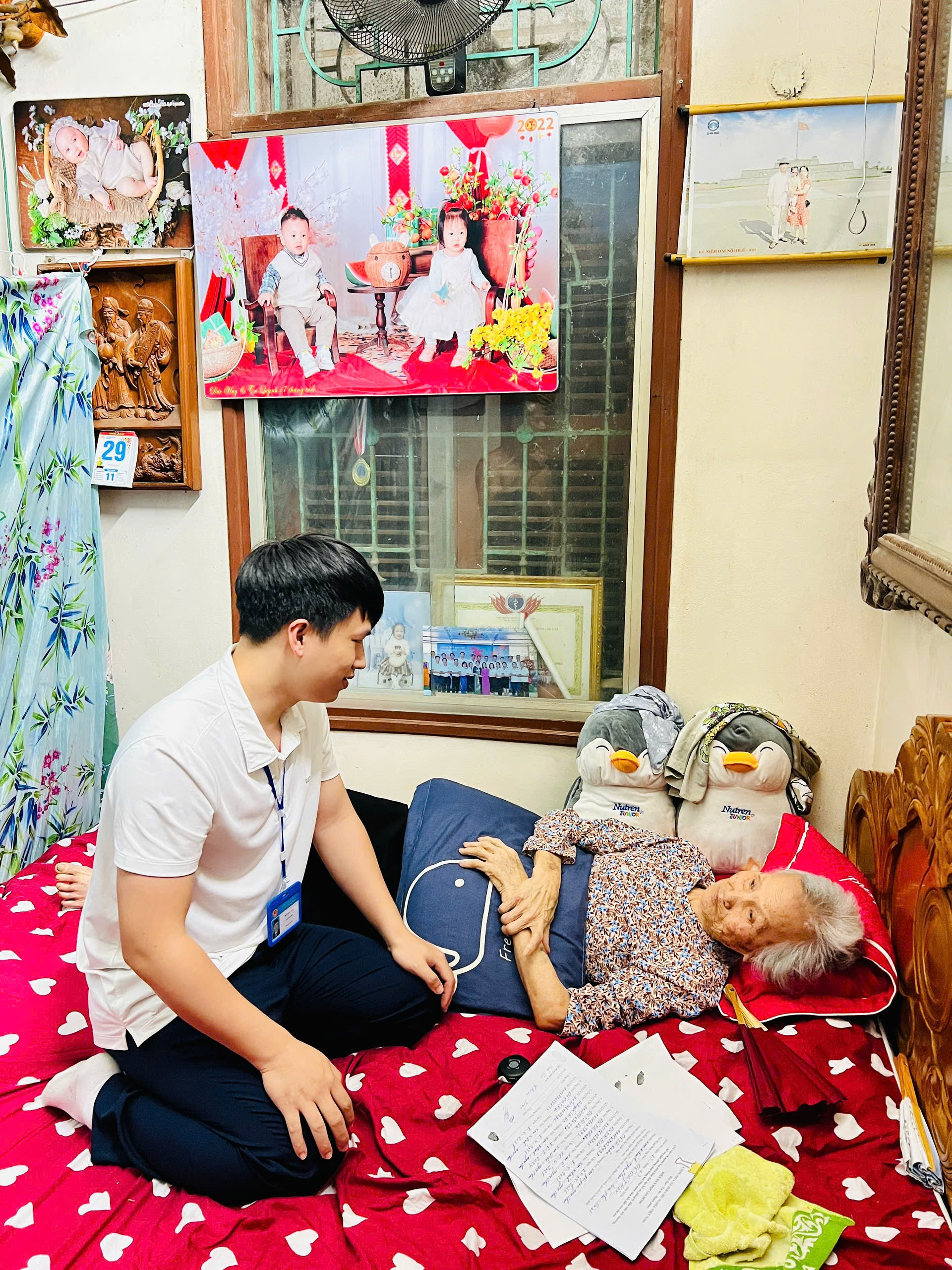 Tận tâm phục vụ nhân dân: Cán bộ, đoàn viên hỗ trợ cụ bà 84 tuổi làm thủ tục ngay tại nhà- Ảnh 1.