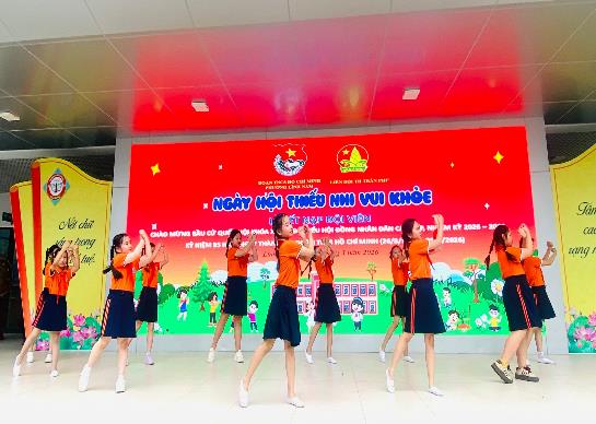 HỌC SINH TRƯỜNG TIỂU HỌC TRẦN PHÚ SÔI NỔI THAM GIA NGÀY HỘI THIẾU NHI VUI KHOẺ- TIẾN BƯỚC LÊN ĐOÀNLỄ KẾT NẠP ĐỘI VIÊN MỚI NĂM HỌC: 2025-2026- Ảnh 1.